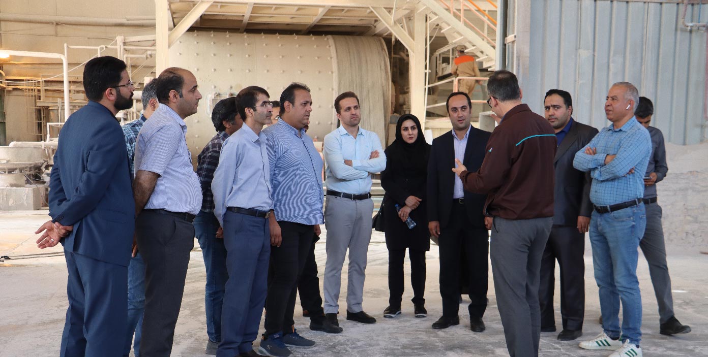 بازدید جناب آقای علویون مدیرعامل محترم شرکت آرایه های هنری آستان قدس رضوی به همراه جمعی از همکاران از کاشی فیروزه مشهد